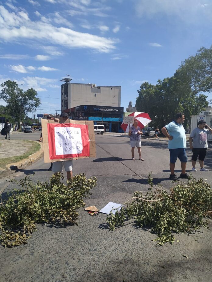 FUERTE RECLAMO CONTRA EDESUR DE VECINOS DE BERAZATEGUI QUE HACE 3 DIAS ESTAN SIN LUZ
