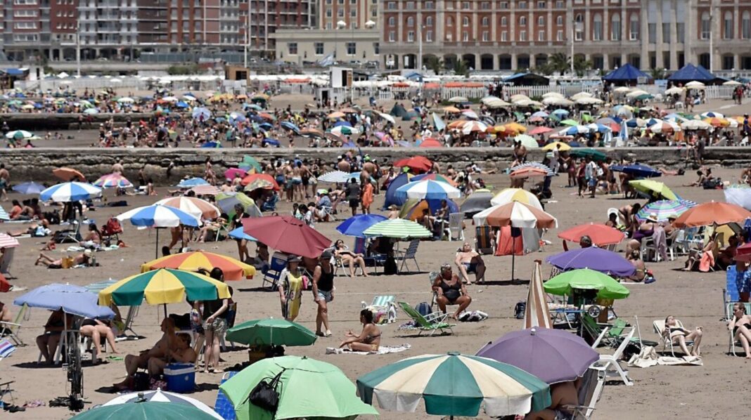 las-playas-marplatenses-se-van-llenando-de-turistas-foto-nadaniel-vides-7DHL5SS7JNB5HBBMFV2FKXCBYM